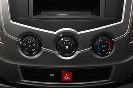  2020款 东风御风 V9 2.5T物流车长轴中顶7座国V ZD25