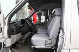   2020款 东风御风 V9 2.5T物流车长轴中顶7座国V ZD25