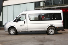   2020款 东风御风 V9 2.5T物流车长轴中顶7座国V ZD25
