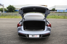   2022款哪吒S 纯电 715km 后驱大版