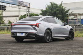  2022款哪吒S 纯电 715km 后驱大版