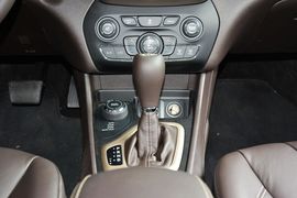   2014款Jeep自由光2.4L豪华版
