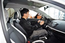   2016款三菱翼神1.8L CVT黑白复刻版