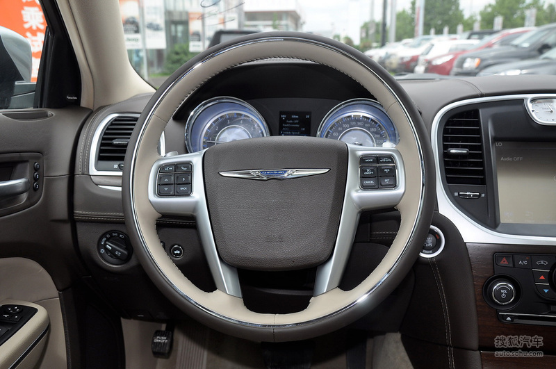 2012款克莱斯勒300c36l豪华版方向盘