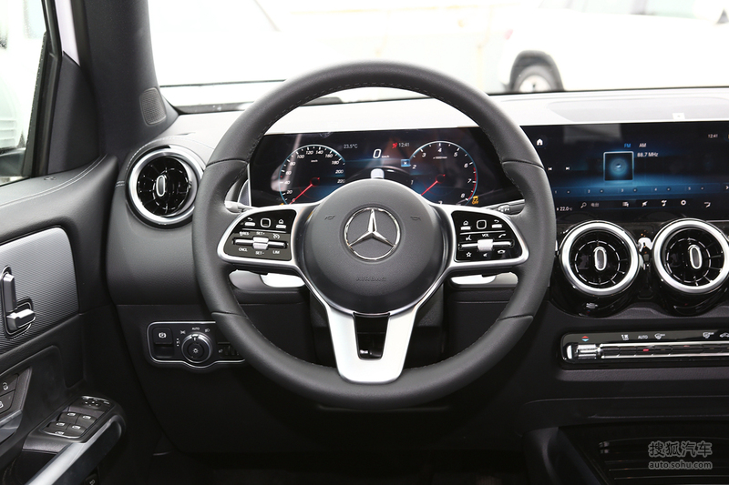 2020款奔驰glb 180 时尚型 - 方向盘提示:支持键盘翻页 ←左 右