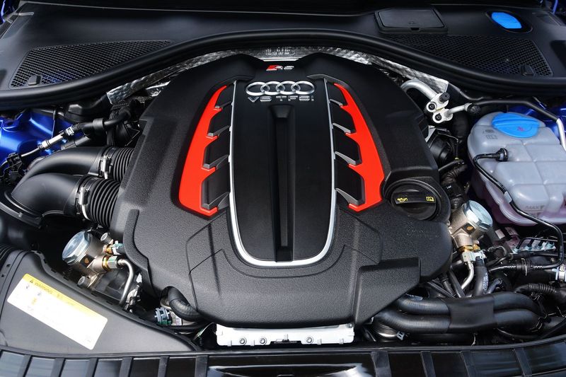 2016款奥迪rs6 4.0t avant - 发动机特写 提示:支持键盘翻页 ←左右