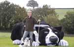 英农民将汽车改造成“牧羊犬” 纪念去世爱犬