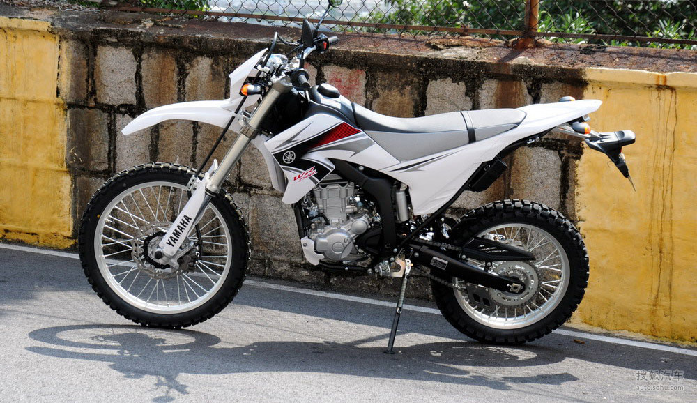 路上行山上爬越野摩托車雅馬哈wr250r