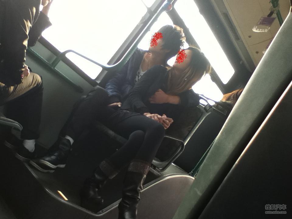 公交车上遭揉胸 情侣不雅行为无法直视