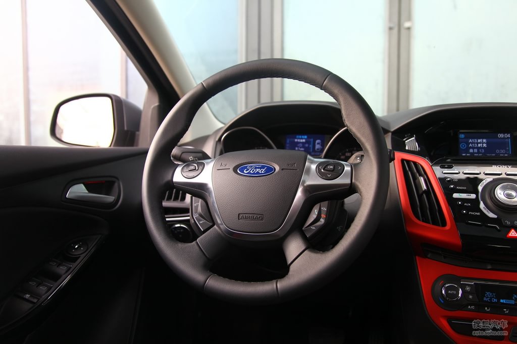 2012款长安福特福克斯两厢2.0at豪华运动型贵州试驾