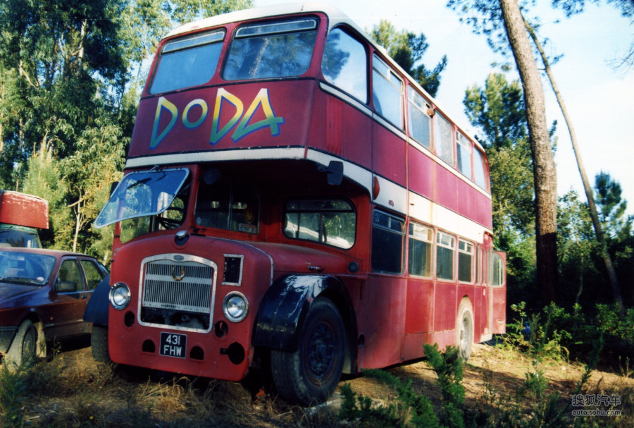 嬉皮门巴士上的乌托邦生活