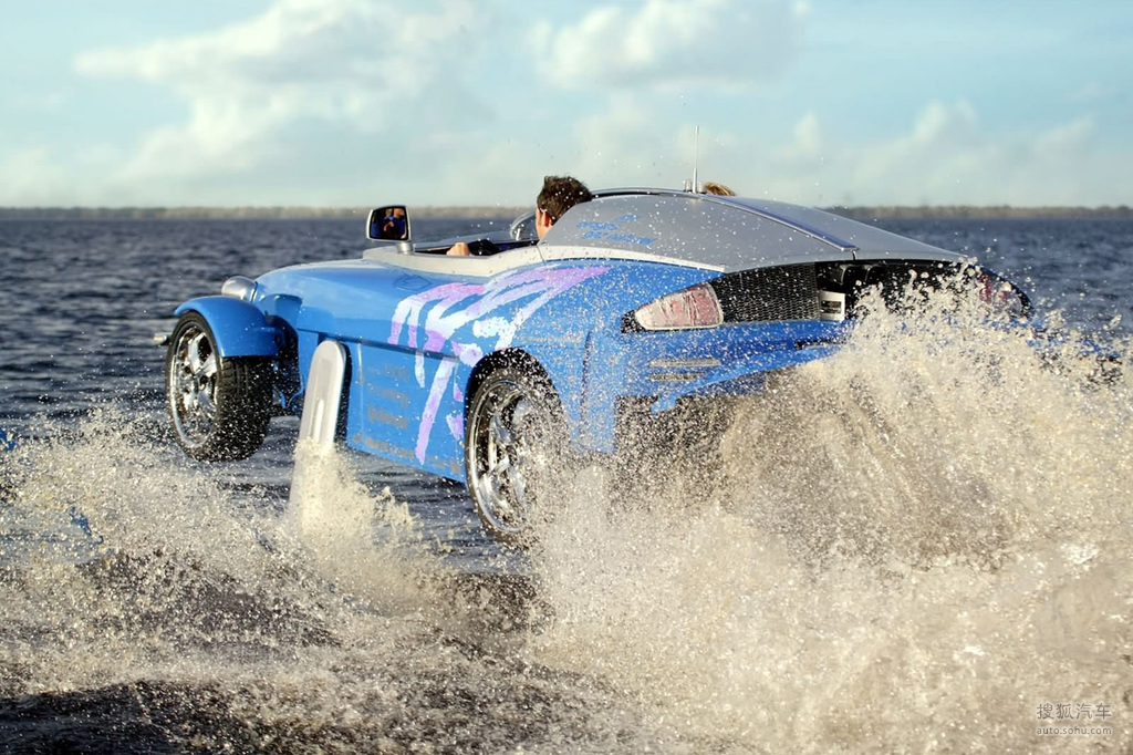 能跑公路能下湖泊的水陆两栖车