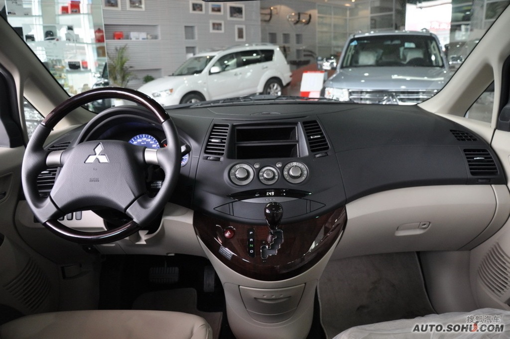 三菱格蓝迪2008款2.4 豪华版 7座内饰t400962图片_图库_搜狐汽车