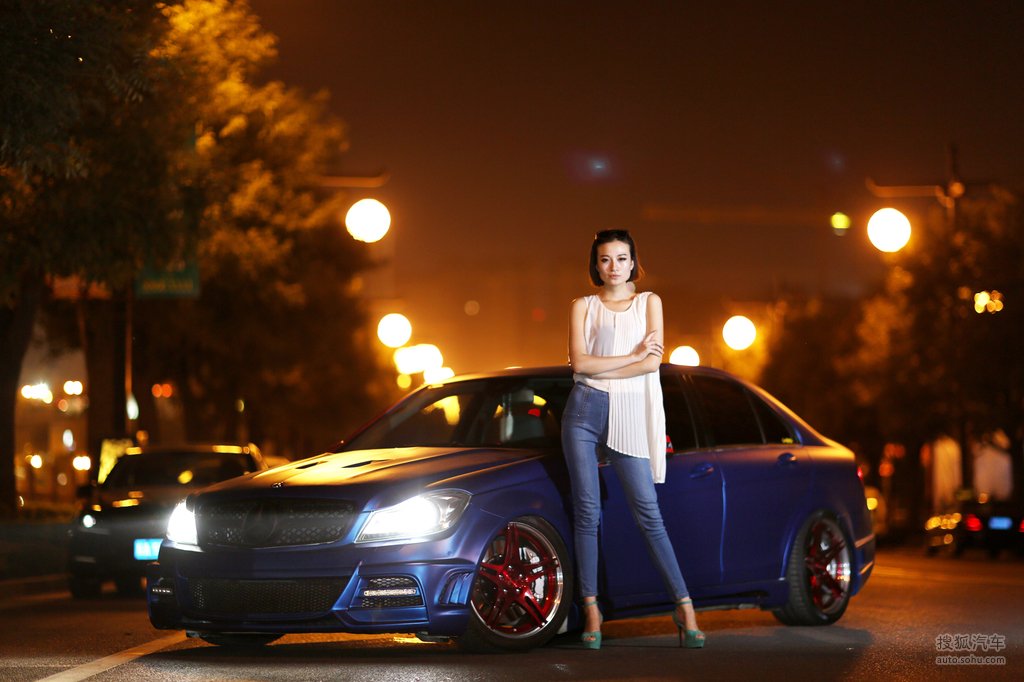摩登时尚女郎 知性美的霸气(2341862)_高清车模图片_汽车图片_搜狐