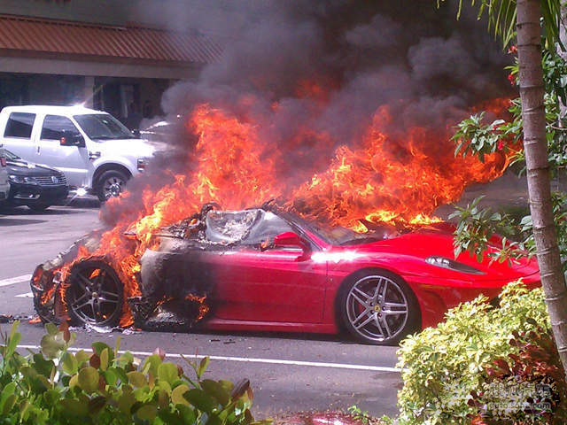 万劫不复的自燃百万豪车焚毁现场实录