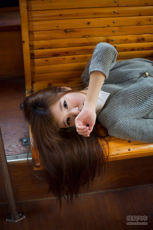 忧郁少女公车内眼神迷离甜美面容惹人怜